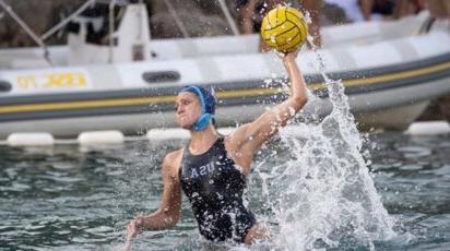 Elektra Urbatsch '23 water polo action shot